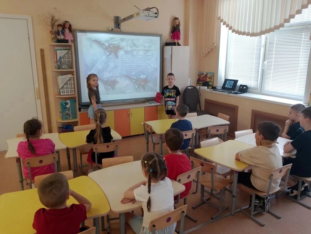 В рамках тематической недели в подготовительной группе прошло мероприятие на тему:"Стихи и песни неб