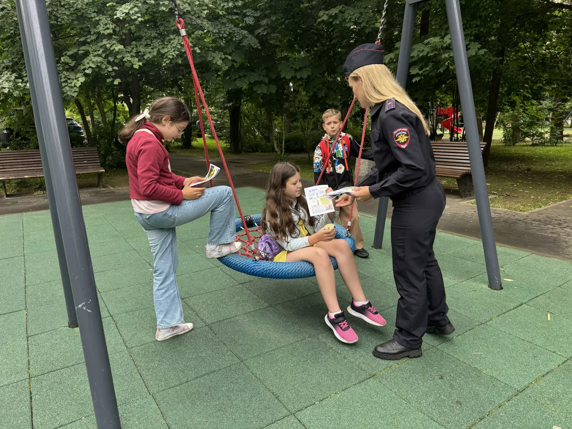 👮‍♀️ Сотрудники Госавтоинспекции пообщались с детьми и их родителями, разъяснив важные моменты доро