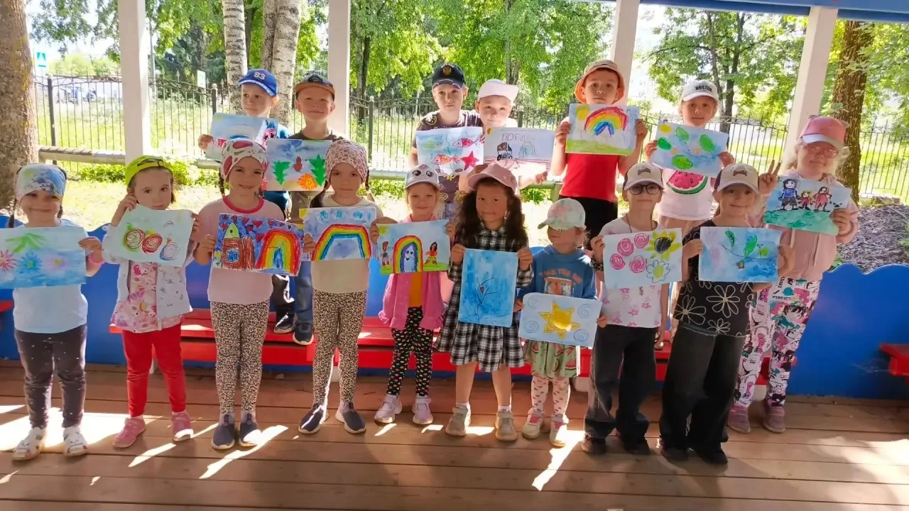 ✨ День восковых мелков: лето на бумаге ✨ ☀️🌈

📍В один из июньских дней наш детский сад наполнился 