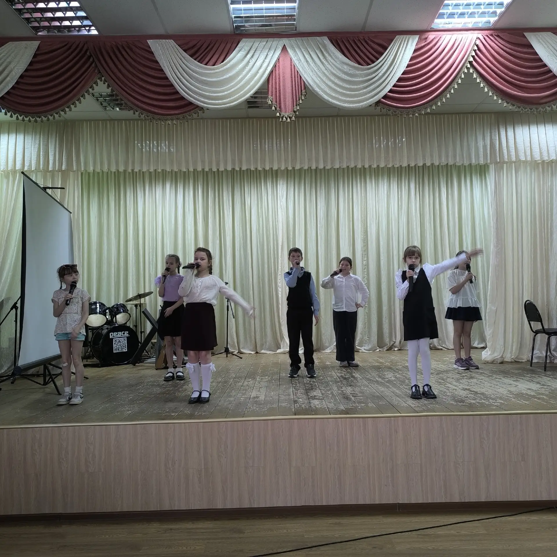 В Озерском СДК проходят занятия вокальных кружков 🎤🎤🎤. Весёлые игры, совмещаем прият...