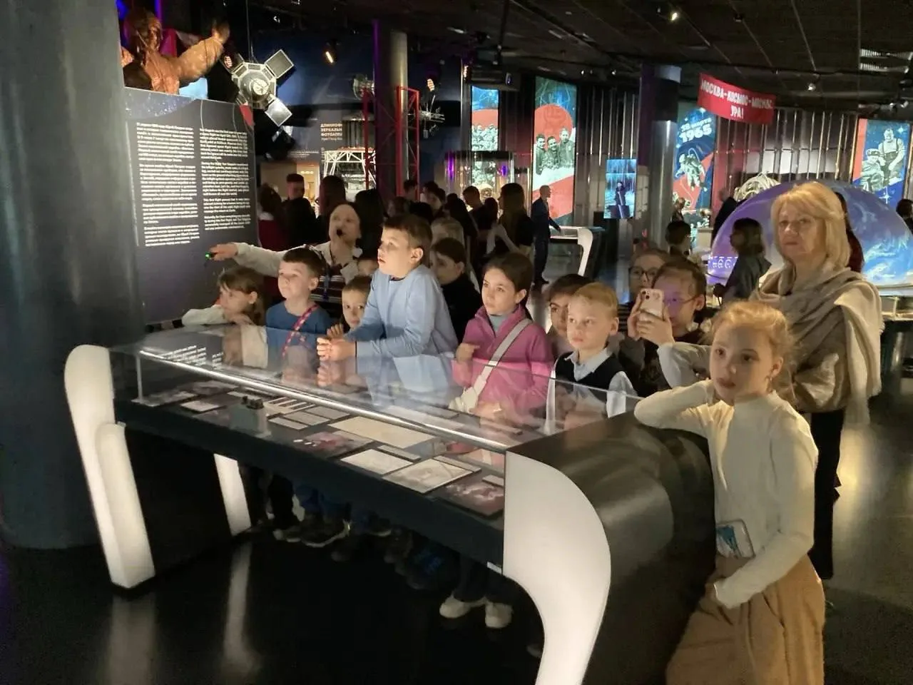 🛰️ МУЗЕЙ КОСМОНАВТИКИ   Ученики 2-Г класса побывали на обзорной экскурсии в Музее Космонавтики.  Мер