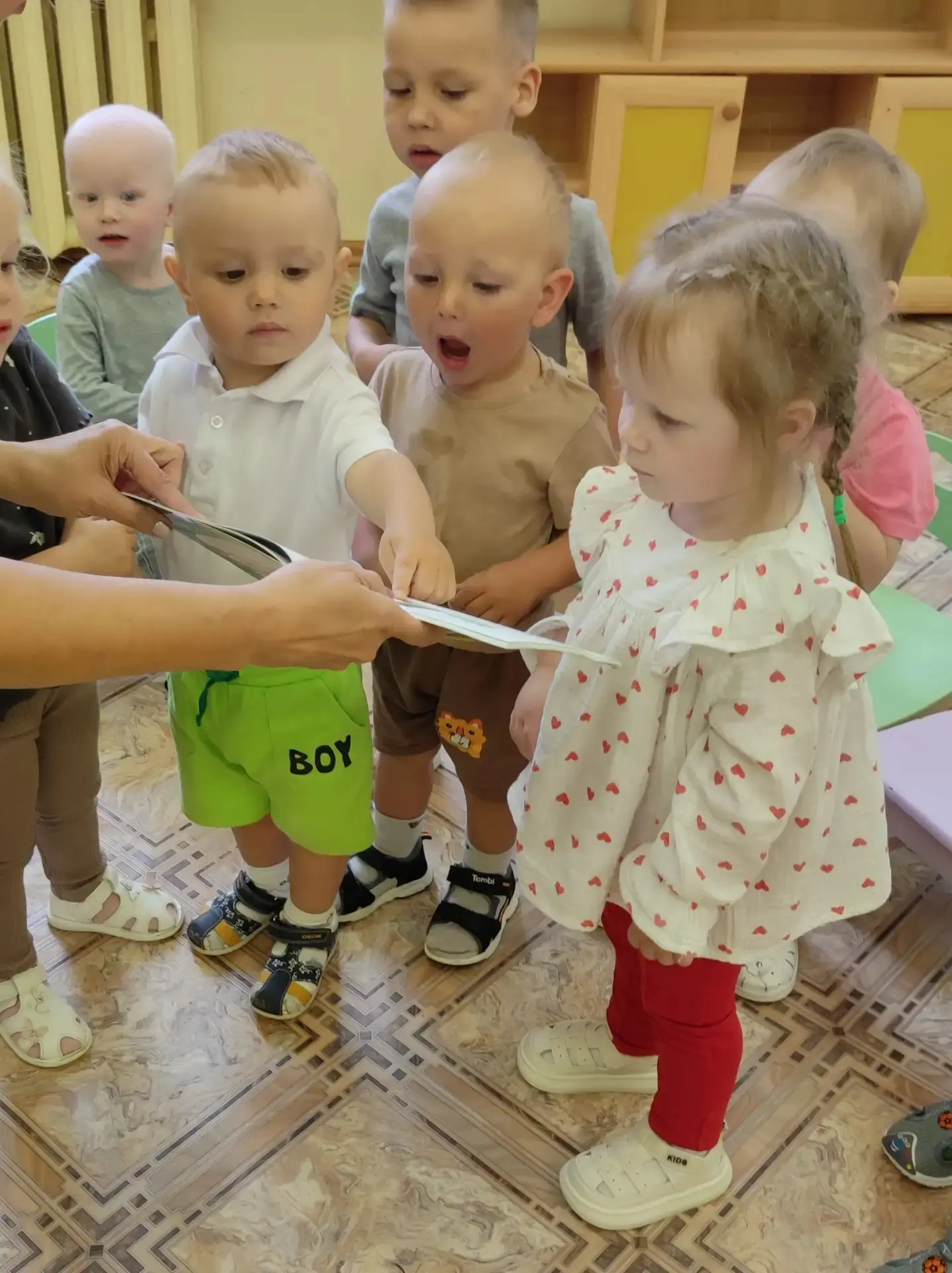🎉 4 июля  день рождения В.Г Сутеева. 

И дети из группы" Ромашка" в первые знакомятся  со сказками 