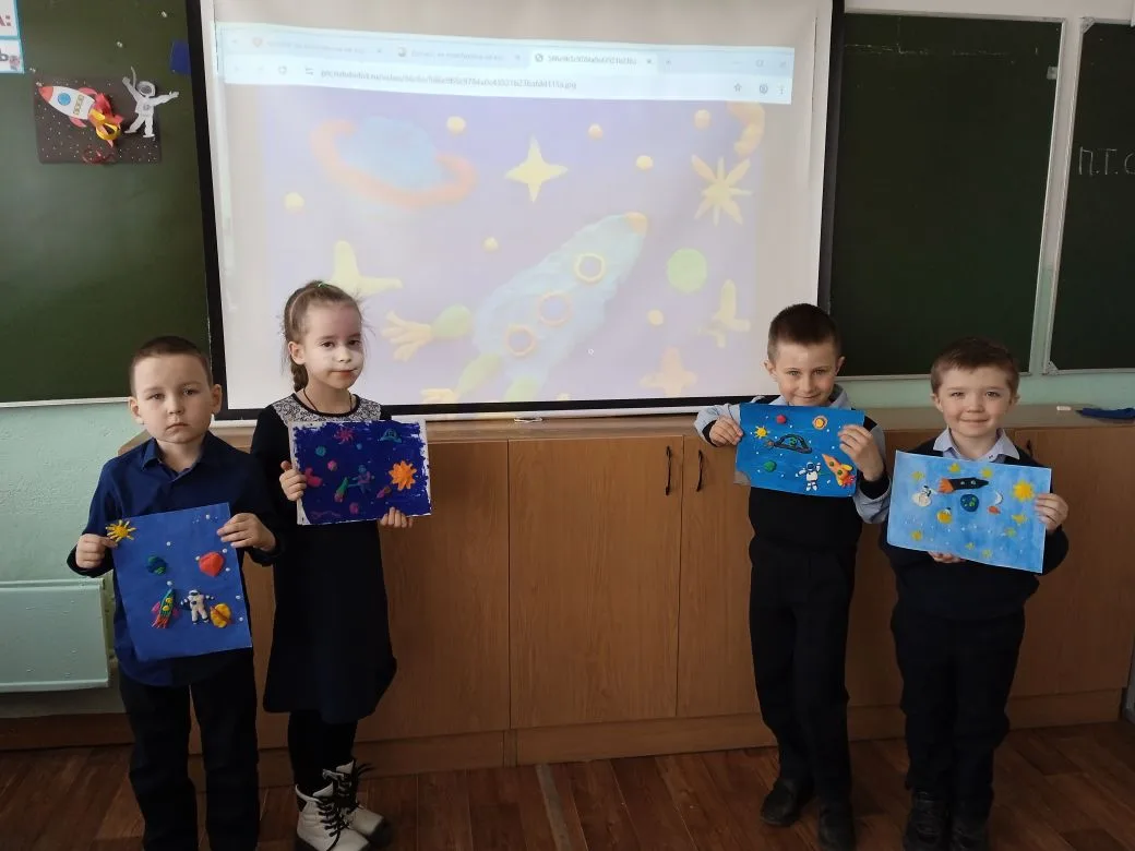 Ученики 1В класса участвуют в тематической " Неделе космонавтики " Ребята выполнили творческую работ
