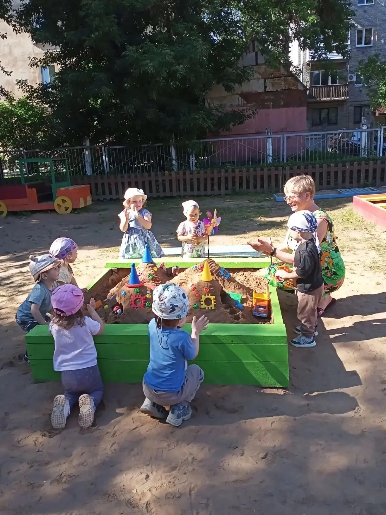 Посмотрите, какой чудесный „Город дружбы“ построили наши малыши! 😍 В каждой башенке и ...
