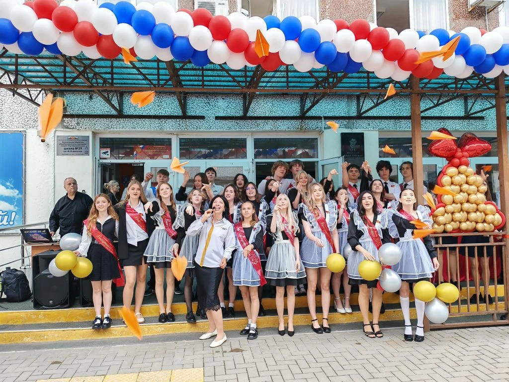 🔔 В Год Единства народов России в МБОУ СОШ № 29 им. Ю. В. Амелова состоялась торжественная линейка «