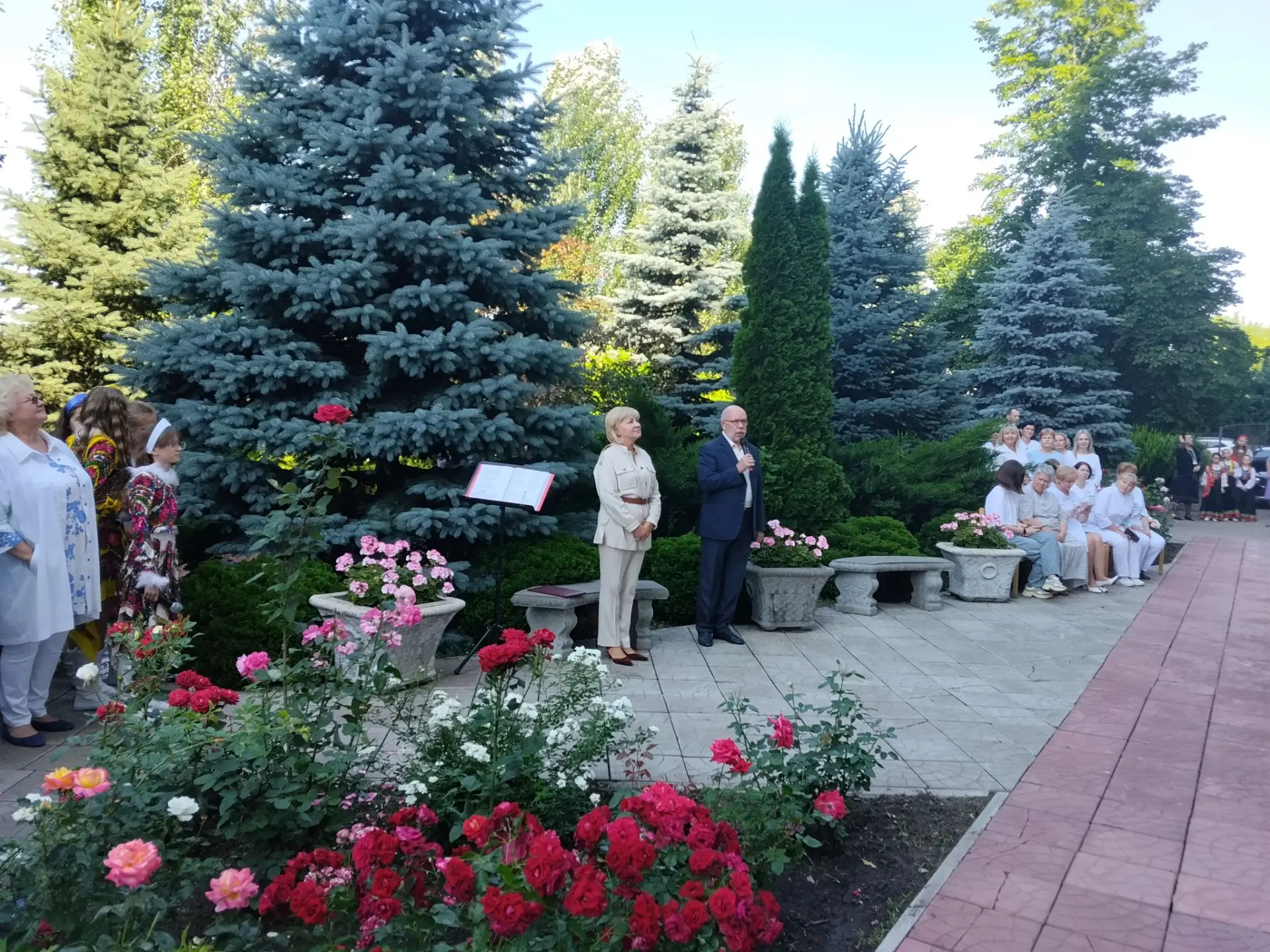 Сегодня на территории парка 9 городской больницы прошло торжественное мероприятие, посвященное празд