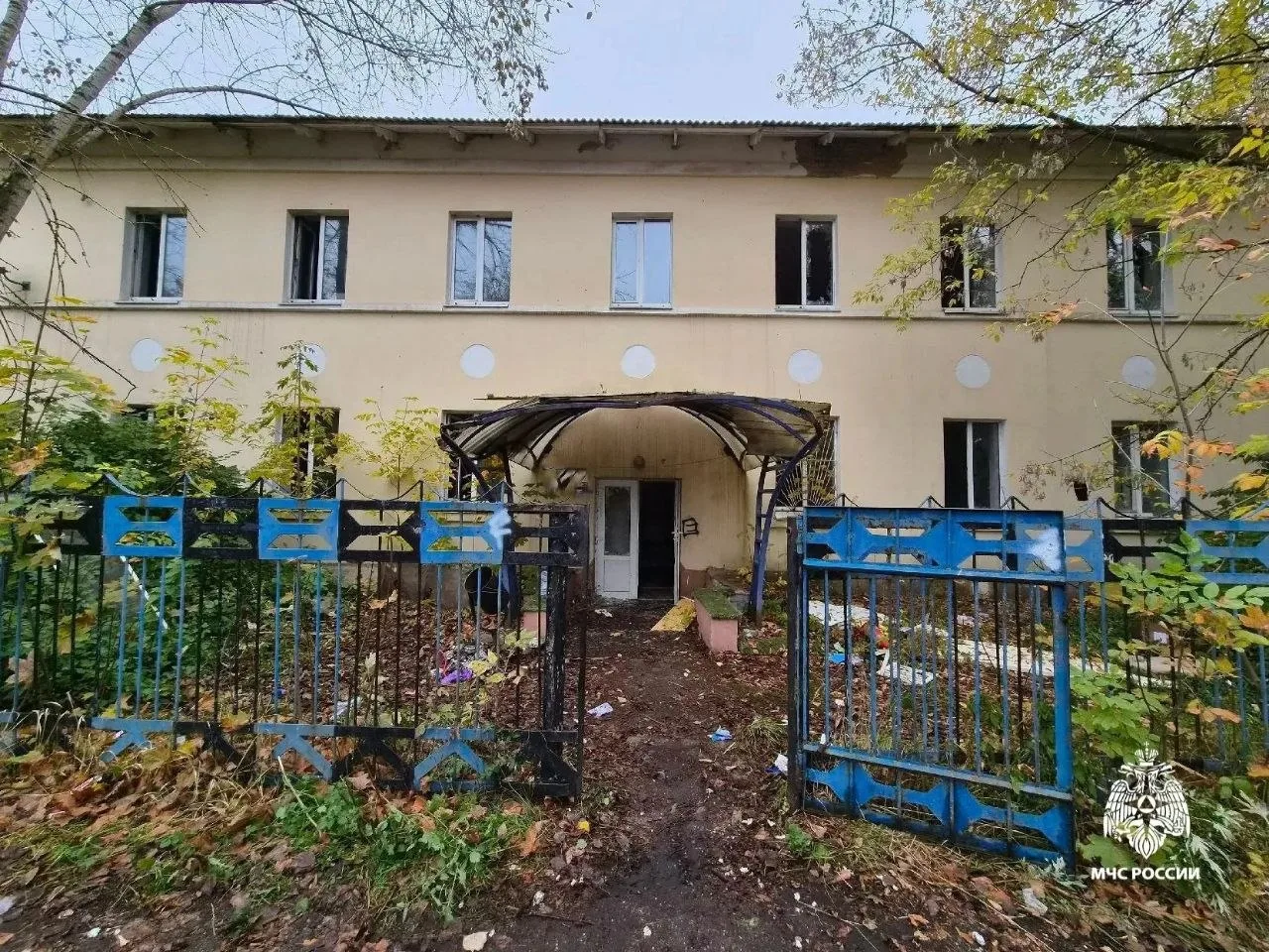 В Ярославле на улице Спортивной неизвестные подожгли заброшенное двухэтажное здание.