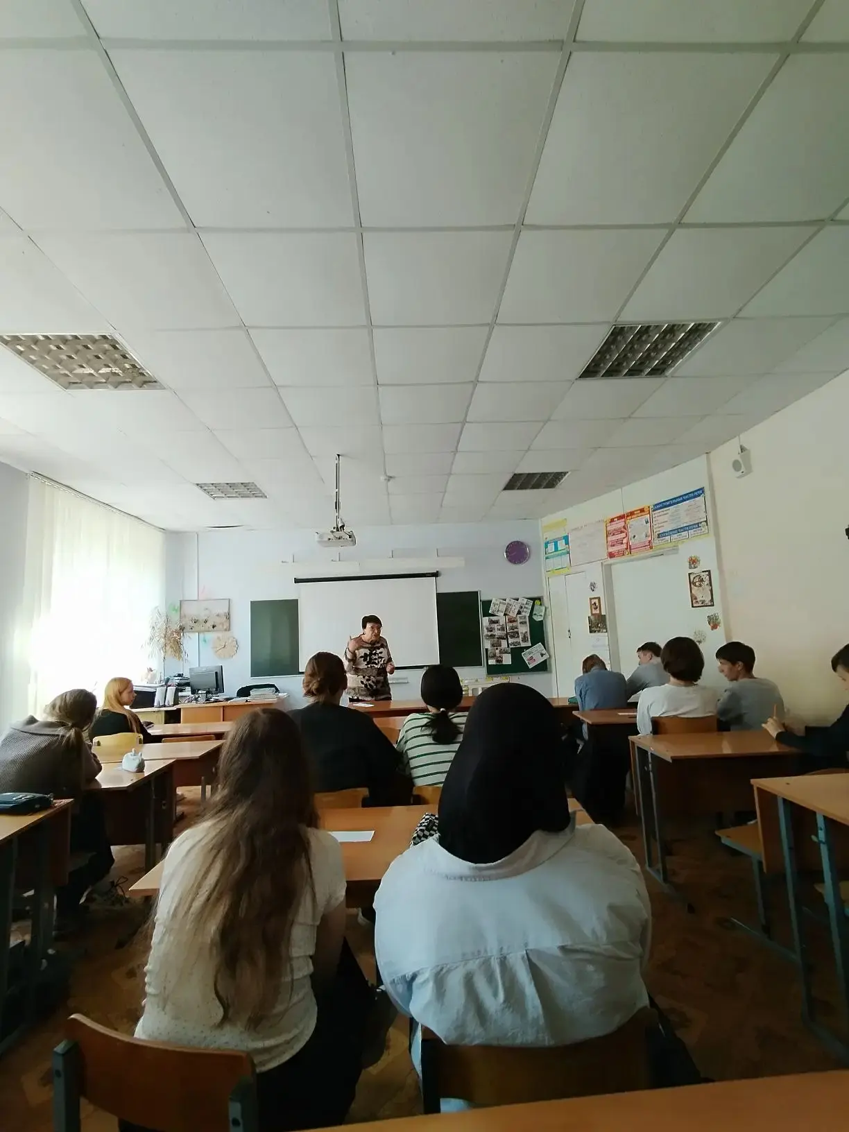 🎤В конце учебного года в 8-6 и 2-4 классах ЦО72 прошло мероприятие  «Дискуссионные качели»  на тему 