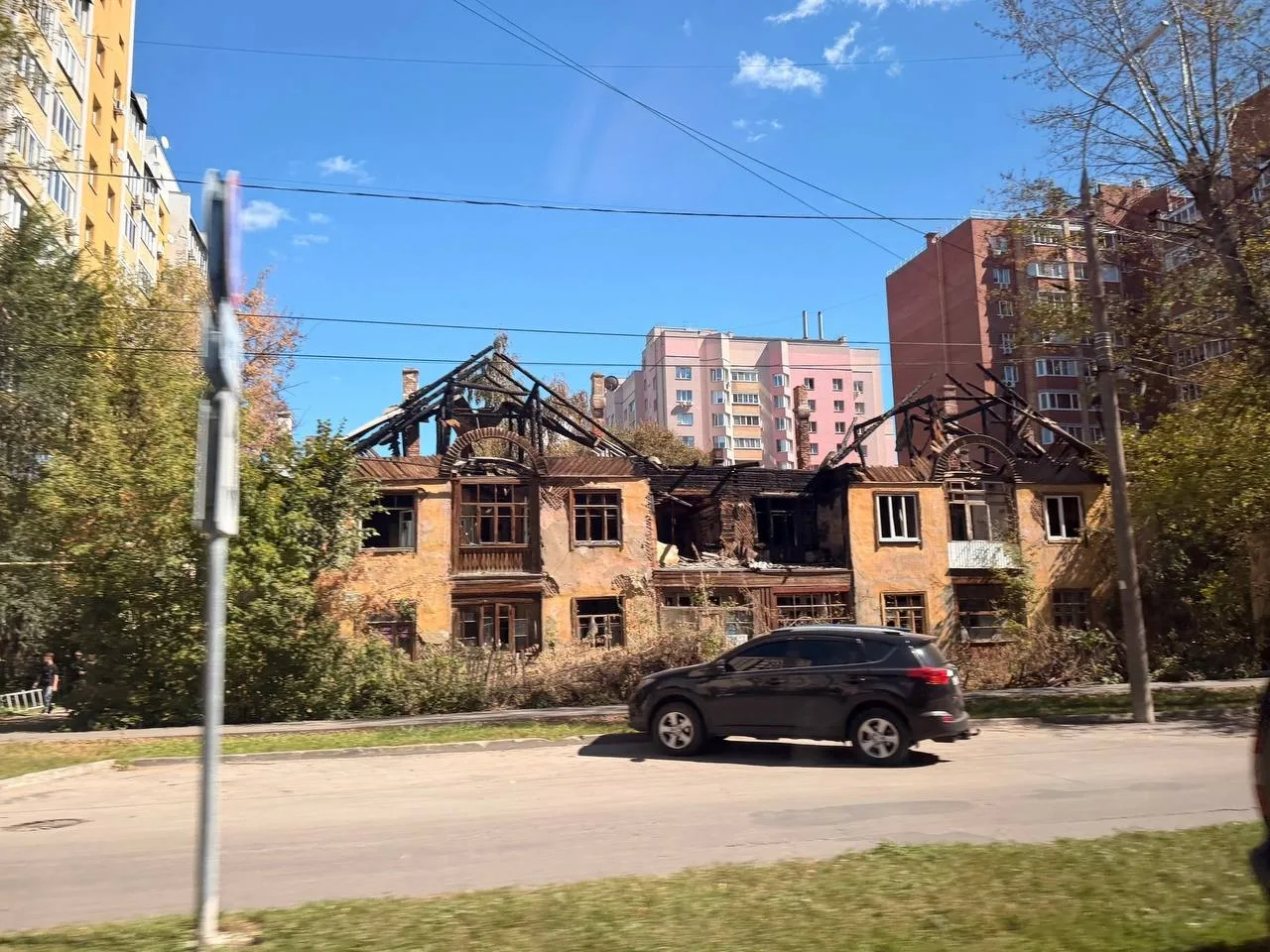 🗣  Красноглинский район, улица Парижской Коммуны, дом 17 сгорел 2 недели назад. Мимо н...
