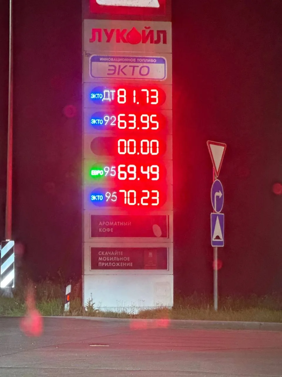 Всем стоящим в очередях за бензином хочу сообщить, что в соседнем Кургане бензин есть и...