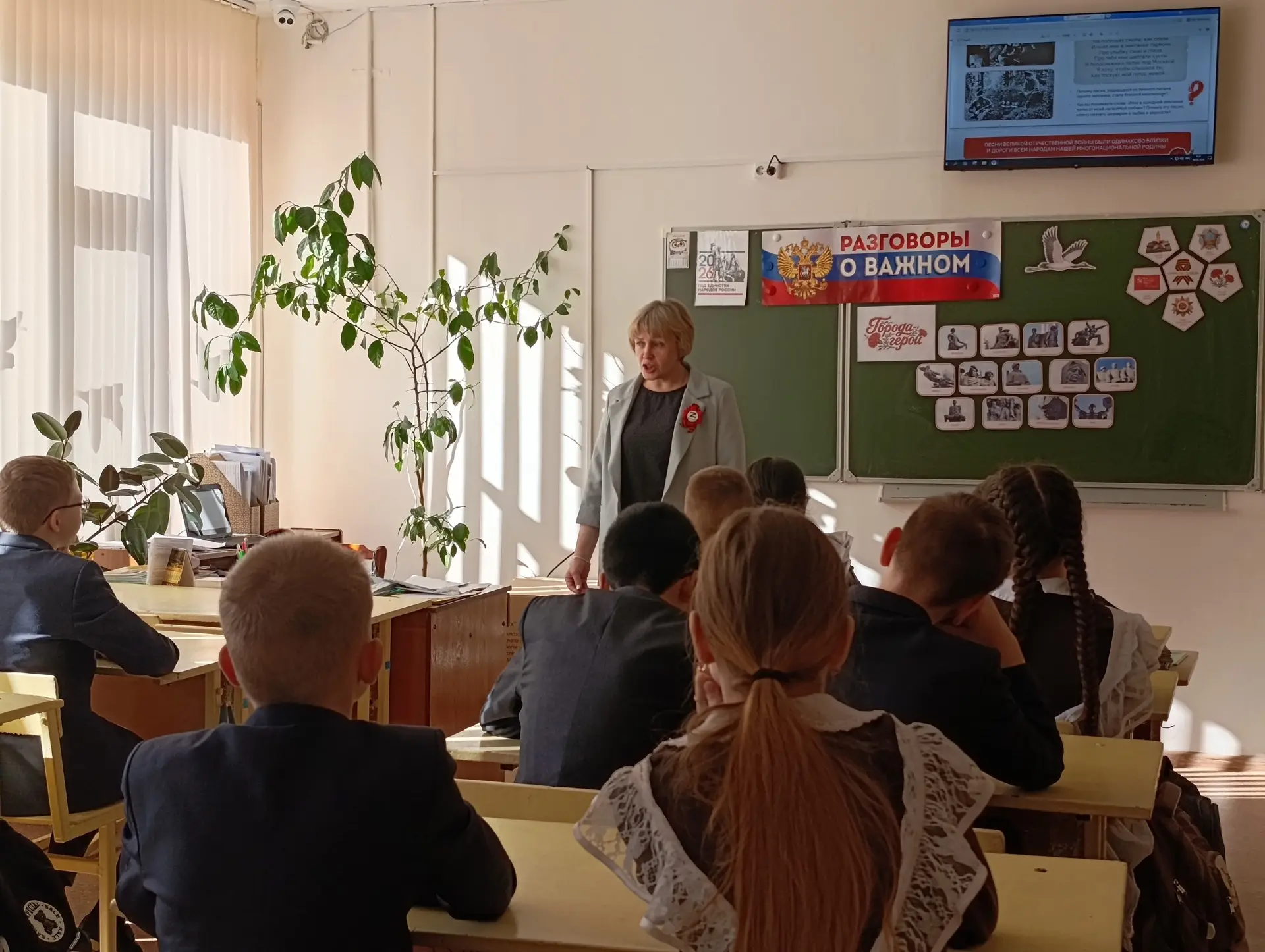 🇷🇺 Учебная неделя в нашей школе традиционно началась с торжественного внесения Государственного флаг