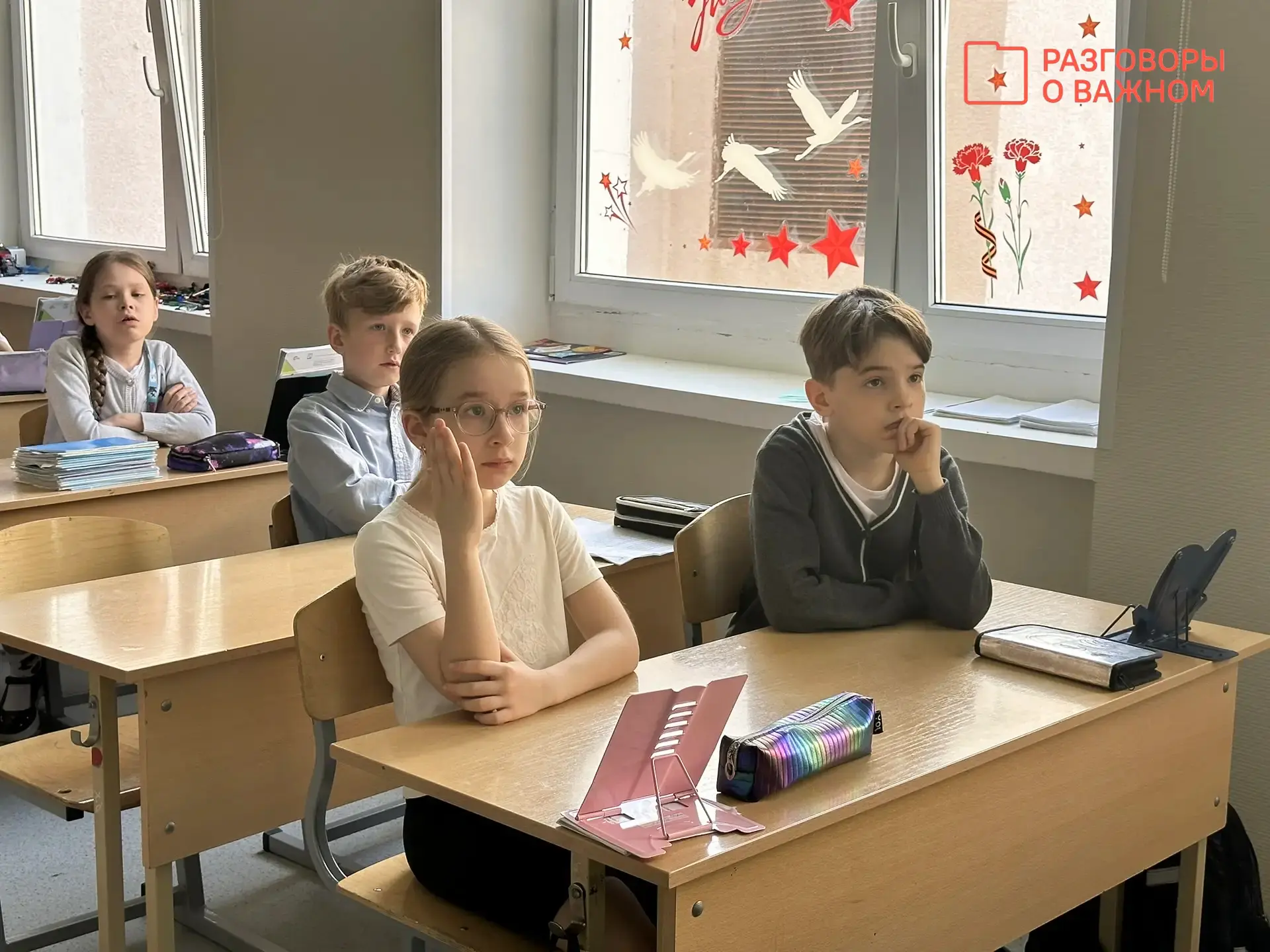 РАЗГОВОРЫ О ВАЖНОМ 🇷🇺  Начинаем новую неделю торжественной церемонией поднятия флага! После церемони