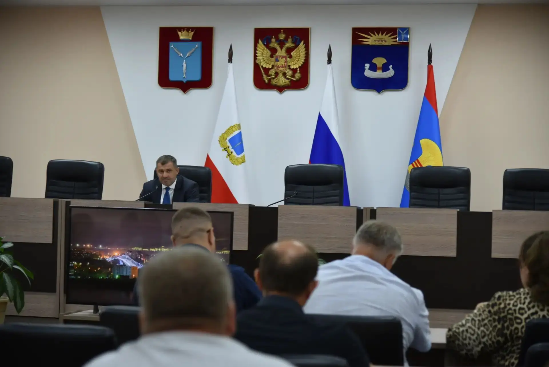 Накануне сильный ветер частично повредил крышу здания школы в селе Комсомольское. Поручил сегодня ут