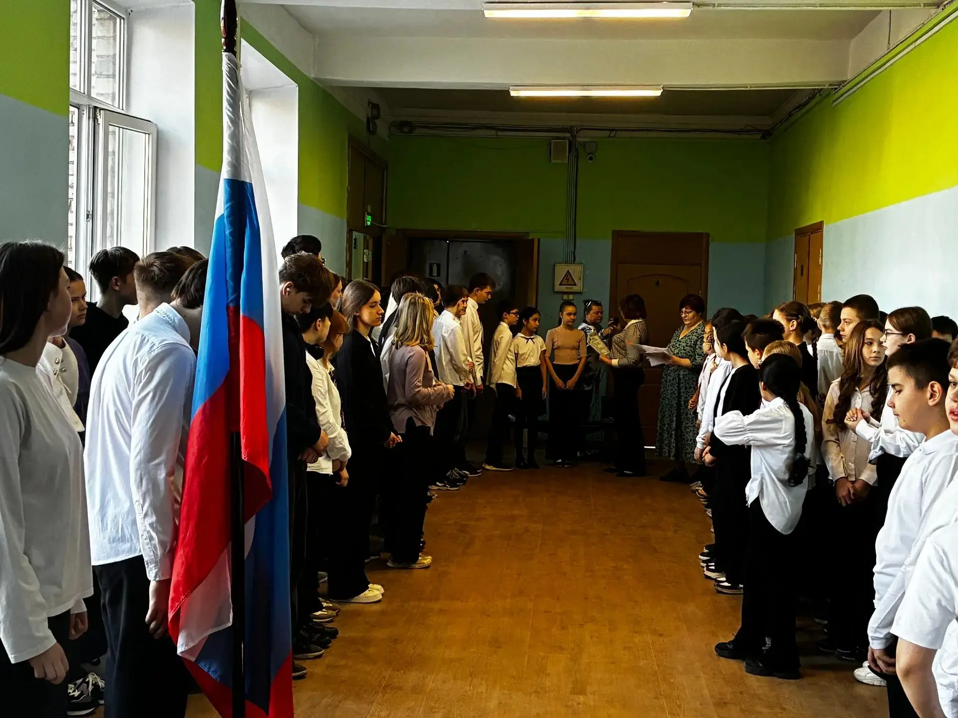 Наградная часть линейки сегодня была щедрой. В рекреации раз за разом звучали аплодисменты в честь п