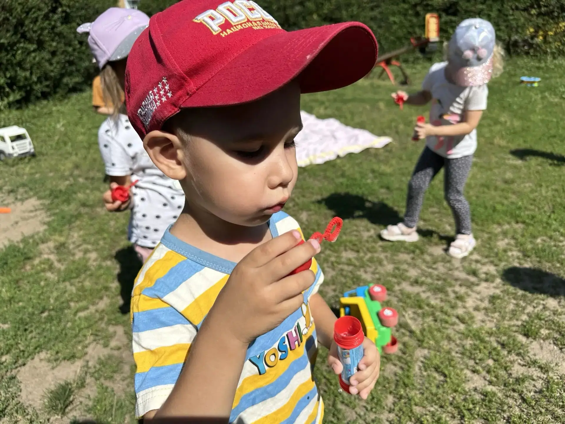 Сегодня в нашем детском саду царила настоящая атмосфера волшебства! ☀️✨

На прогулке ребята с востор