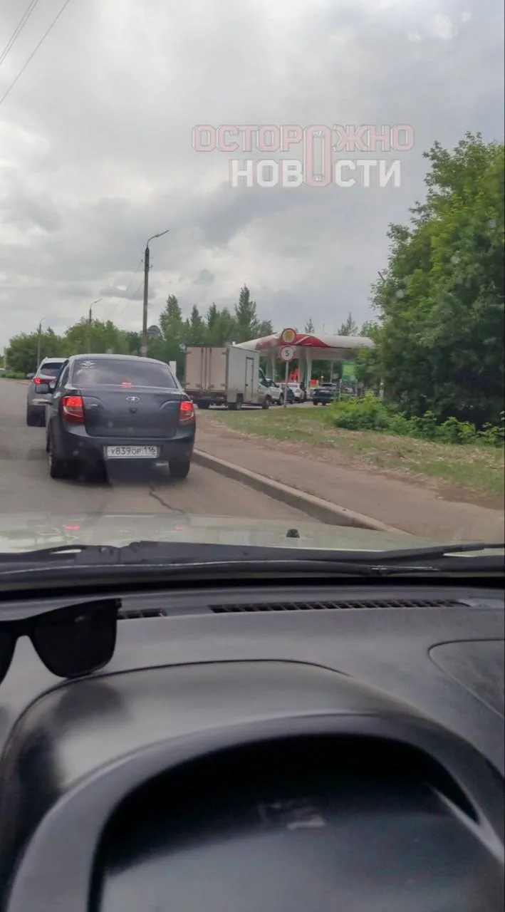 В Нижнекамске люди начали экстренно запасаться бензином после атаки БПЛА. Из-за этого часть заправок