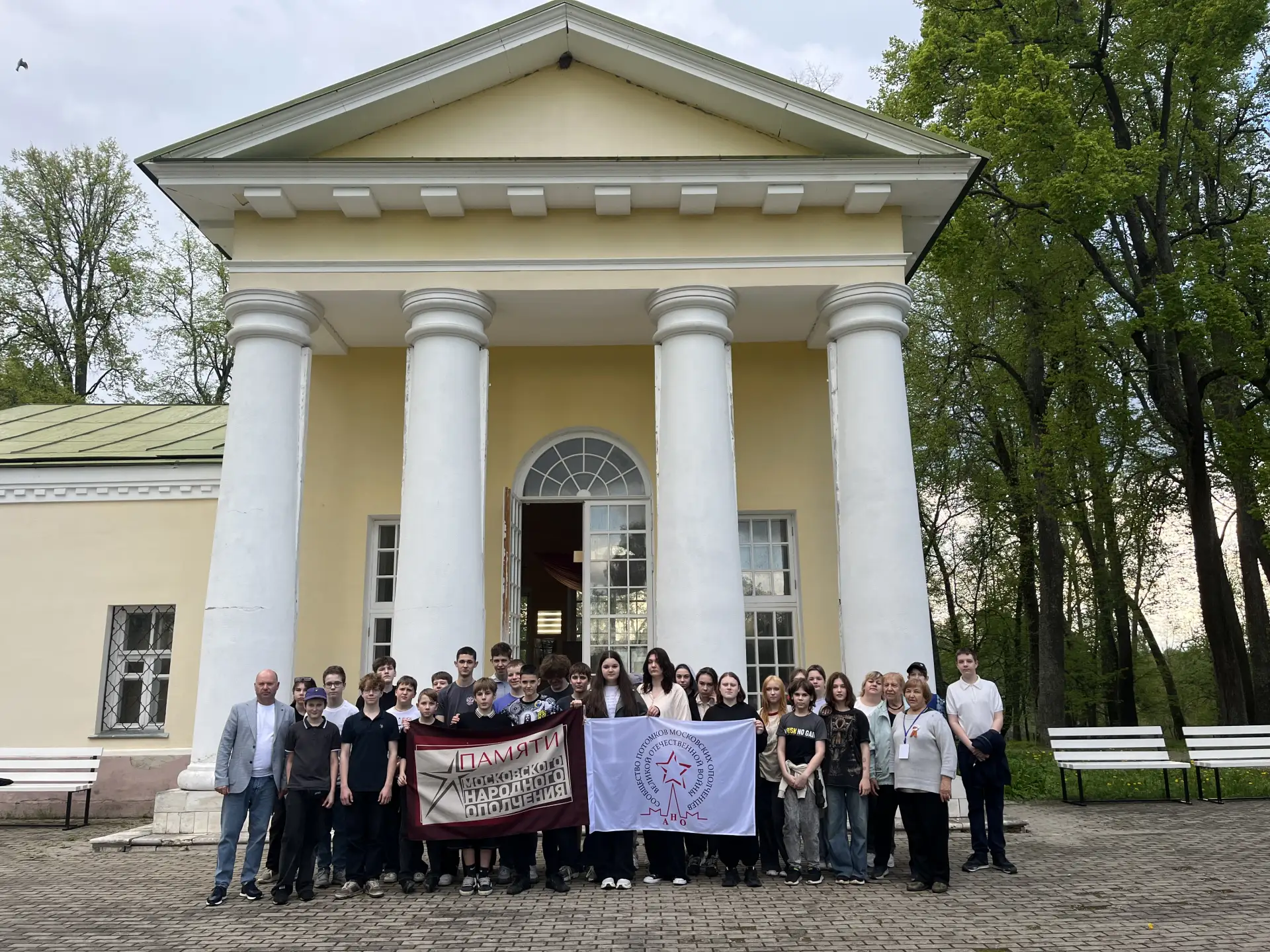 НАШИ ПОЕЗДКИ: ДВЕ ОТЕЧЕСТВЕННЫЕ ВОЙНЫ  🚌 Ученики нашей школы приняли участие в познавательной поездк