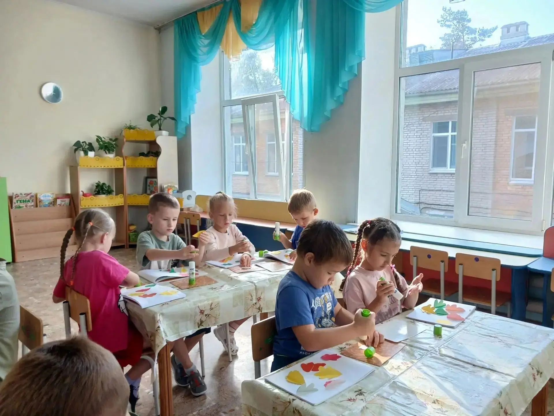 Осенний листопад в группе «Цветики»: создаем шедевры своими руками! 🍂🎨