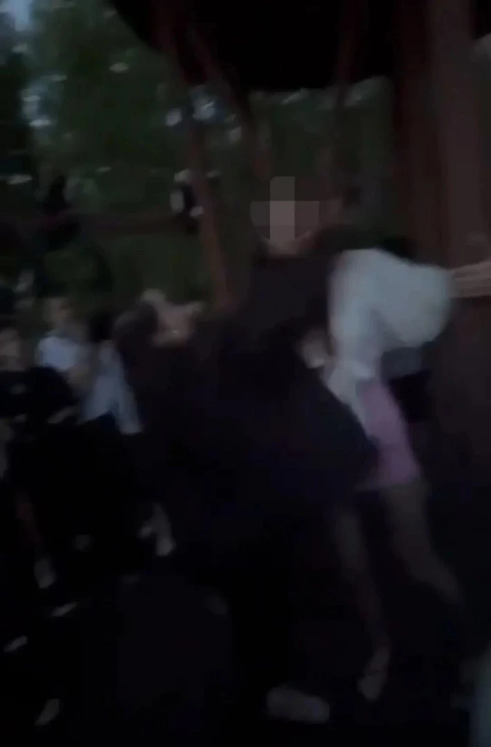В Шумерле две девушки подрались в парке из-за молодого человека Полиция… — публикация канала «Подслушано Чебоксары | Чувашия»