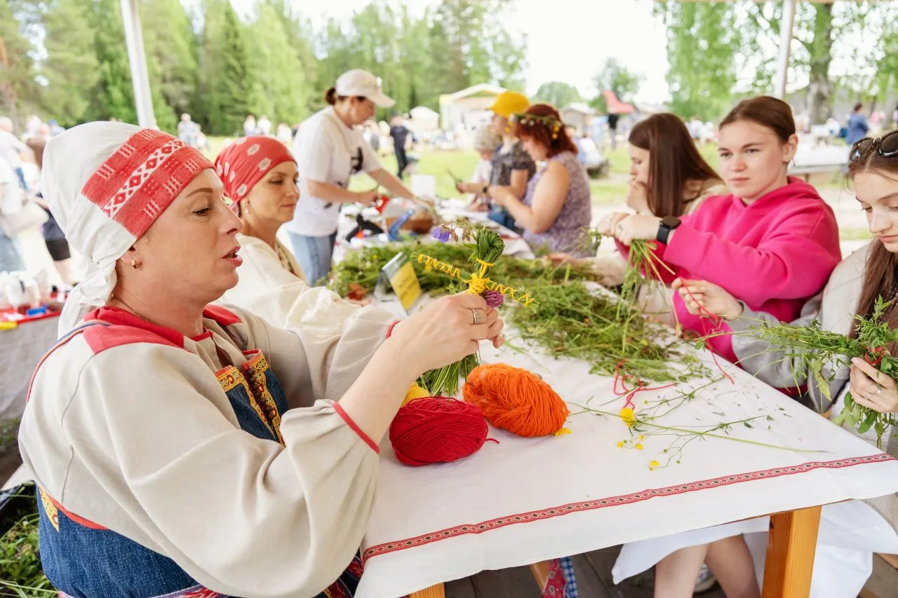7-й «СеноФЕСТ» в «Малых Корелах» – уже в эти выходные!☘🎷 
Этно-джазовый фестиваль – это место семей