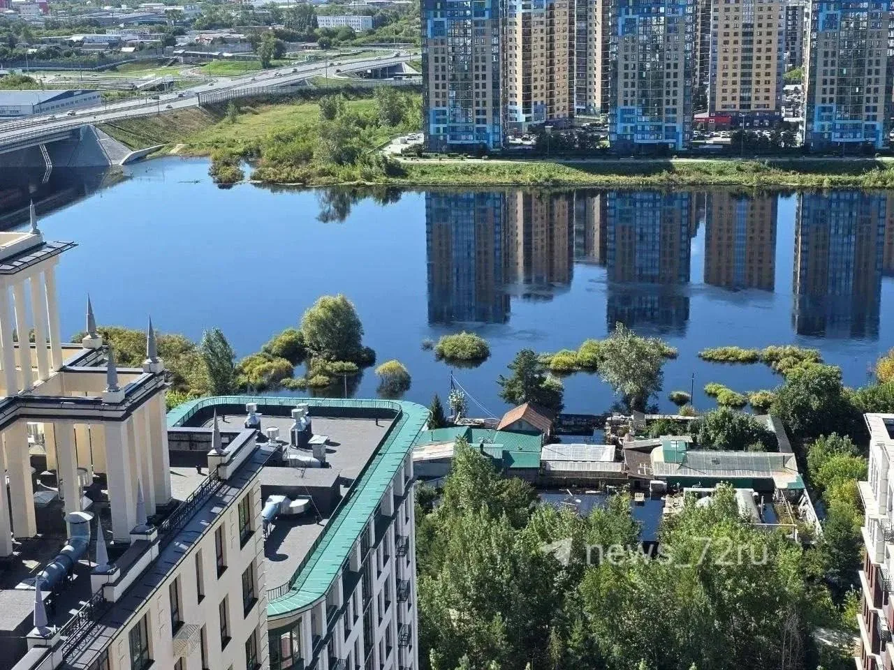 Такой вид из окон тюменцев около моста Мельникайте