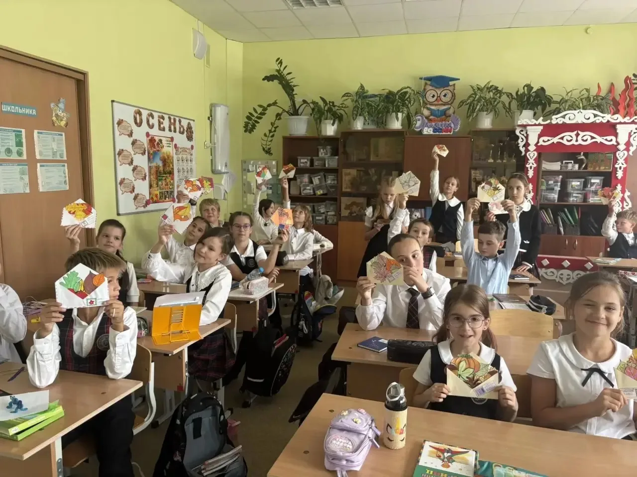 Тепло детских ладошек: как 3 «А» и 4 «А», «Б», «В» поздравили бабушек и дедушек из Ишим...