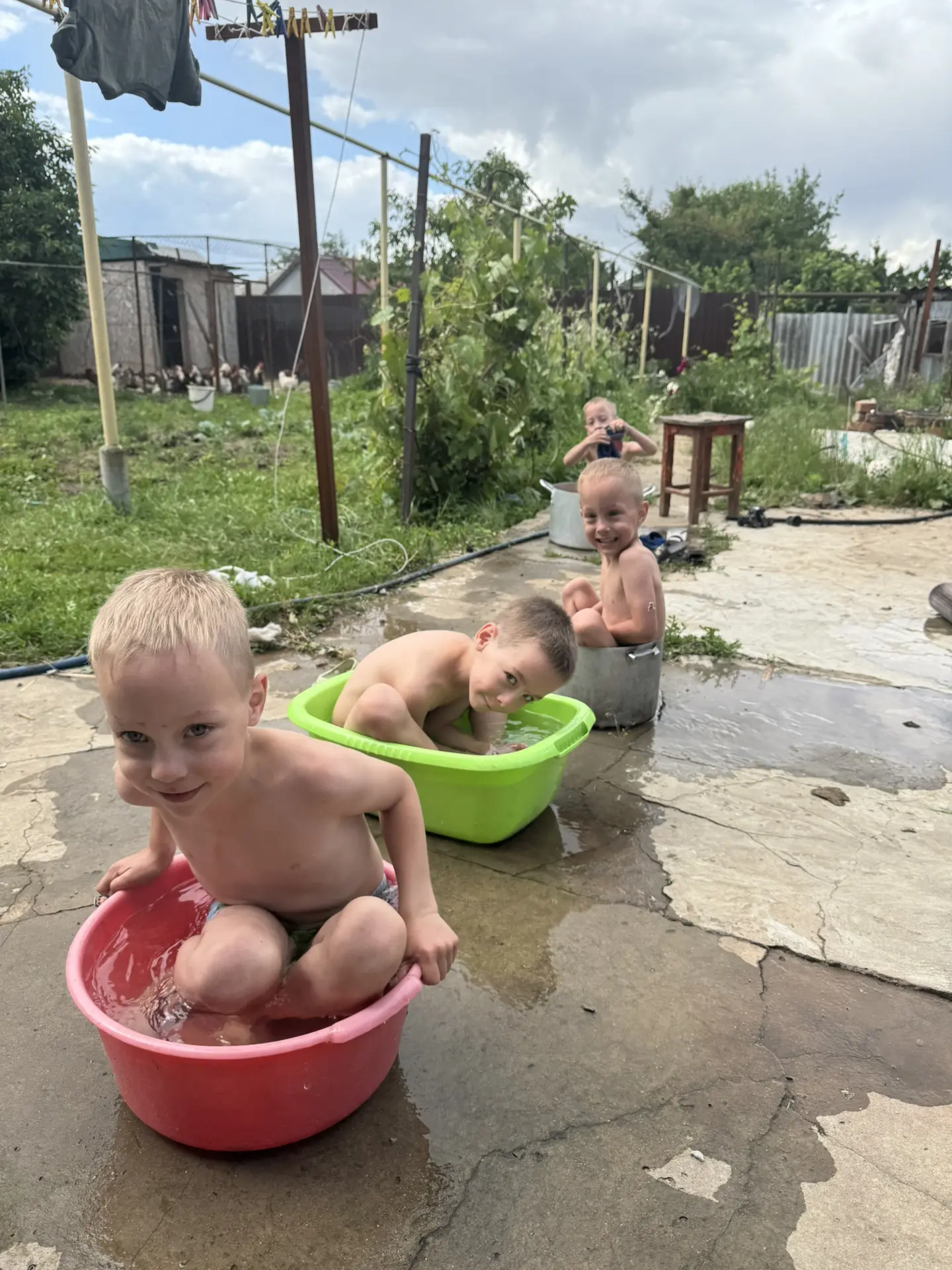 Мальчишки сегодня проснулись и сразу же убежали на улицу. ☀️