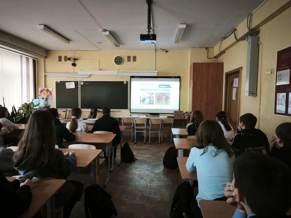 🇷🇺 Утро понедельника 27 апреля 2026 года в нашей школе традиционно началось с поднятия флага и испол