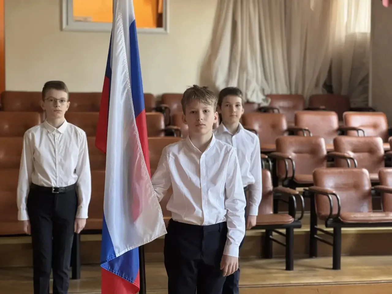 🌟 Учебную неделю мы вновь начинаем с особого момента – церемонии поднятия флага в окружении друзей. 
