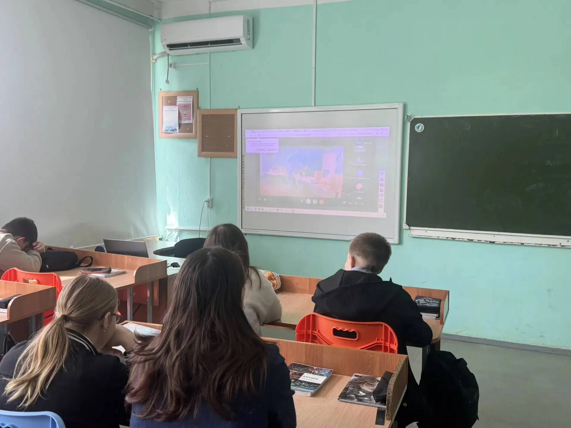 История оживает на глазах! Сегодня на прямом эфире в школе встретились представители разных эпох: ве