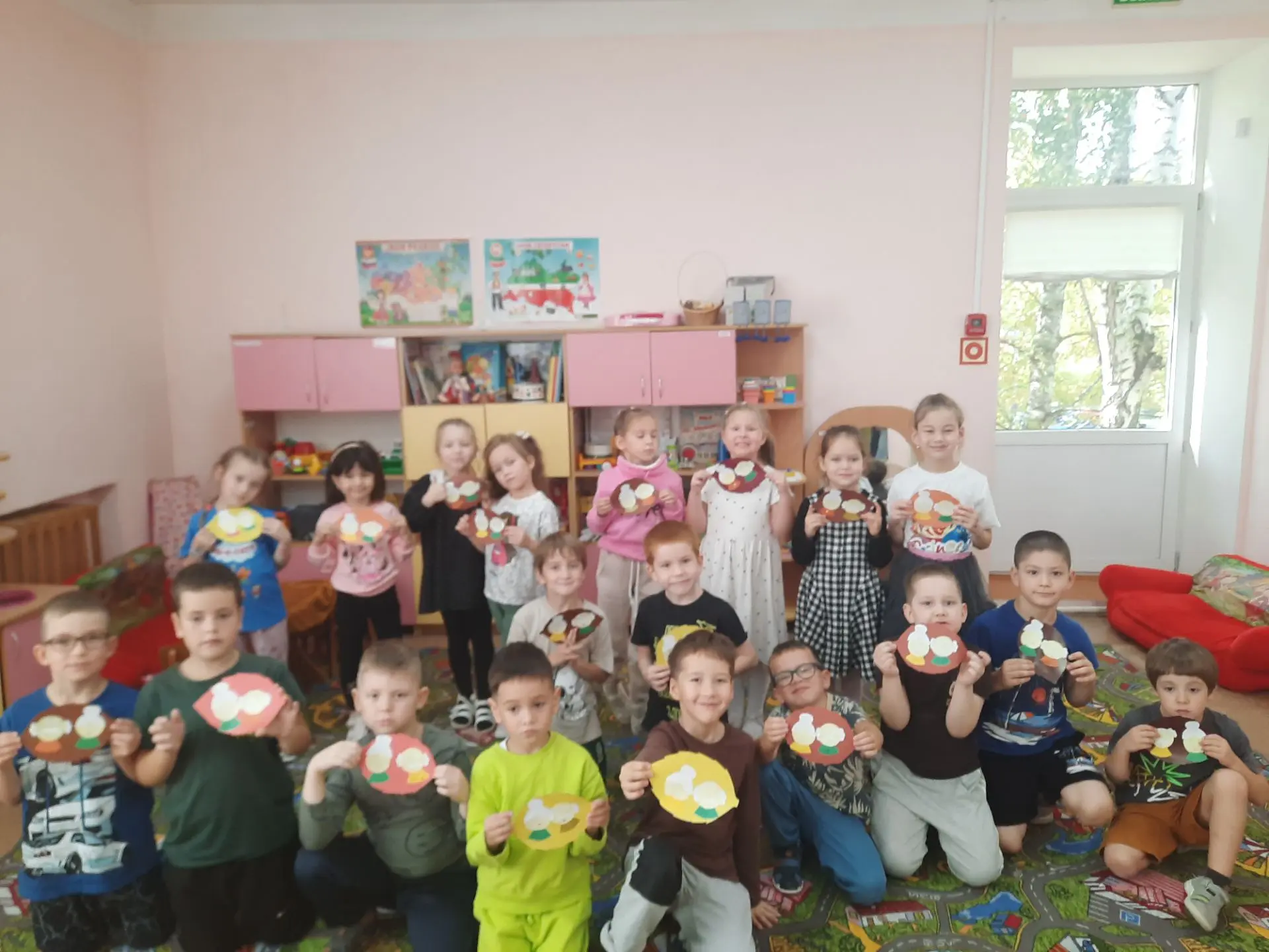 Сегодня мы с ребятами подготовительной группы приготовили подаки своим бабушкам, дедушк...