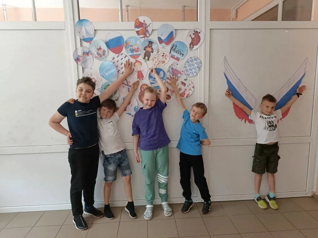 В пришкольном лагере — самая творческая неделя! ☀️ Мы готовимся ко Дню России на полных...