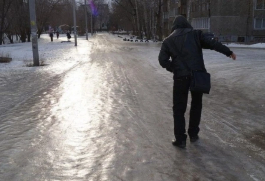 🧊 76-летний кировчанин сломал шейку бедра, поскользнувшись на наледи 

22 ноября 2025 года у дома №