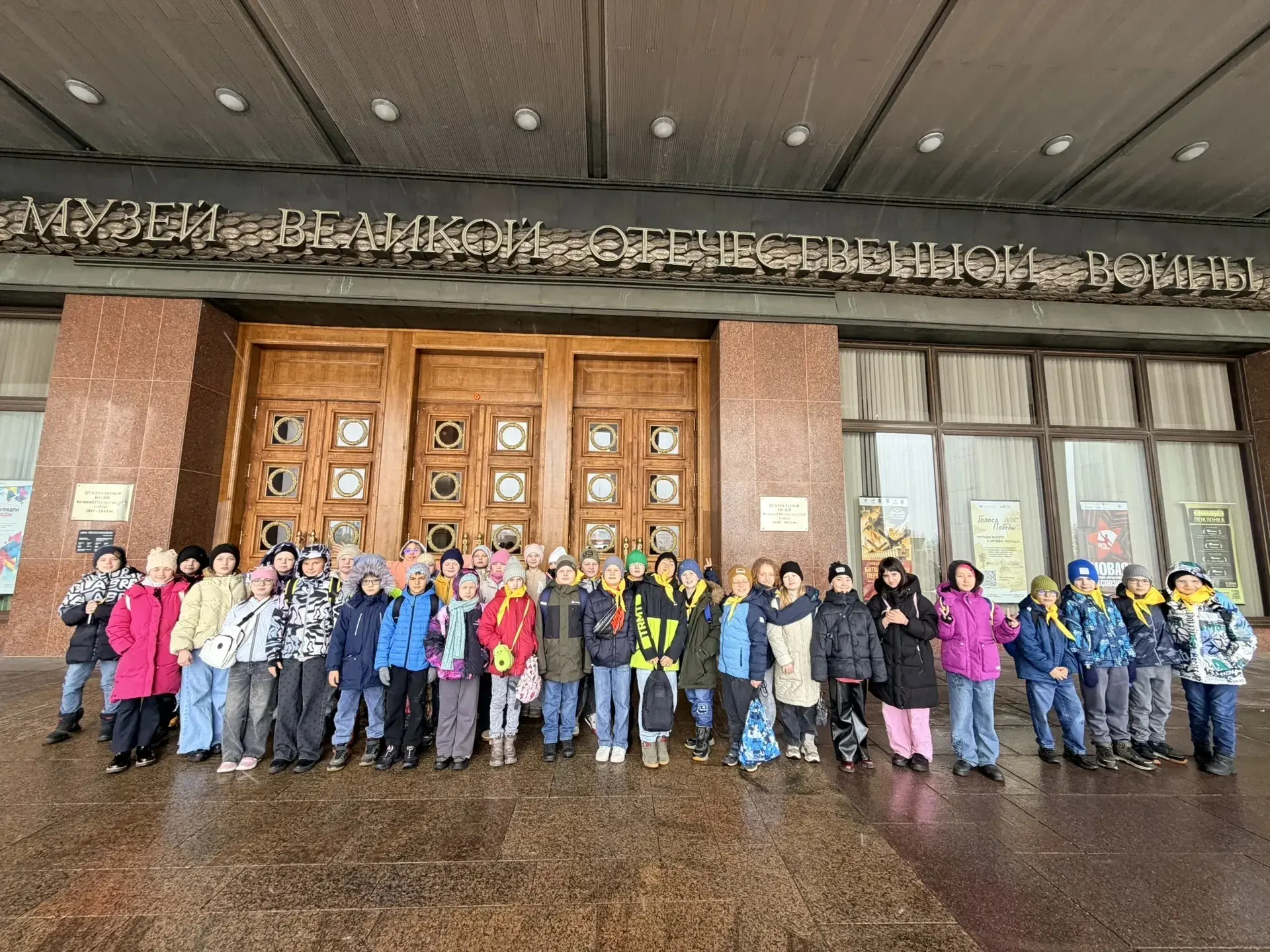 🎒 Ученики 3 «А» и 3 «Д» классов побывали на экскурсии «Подвиг народа» в Музее Победы. В интерактивно