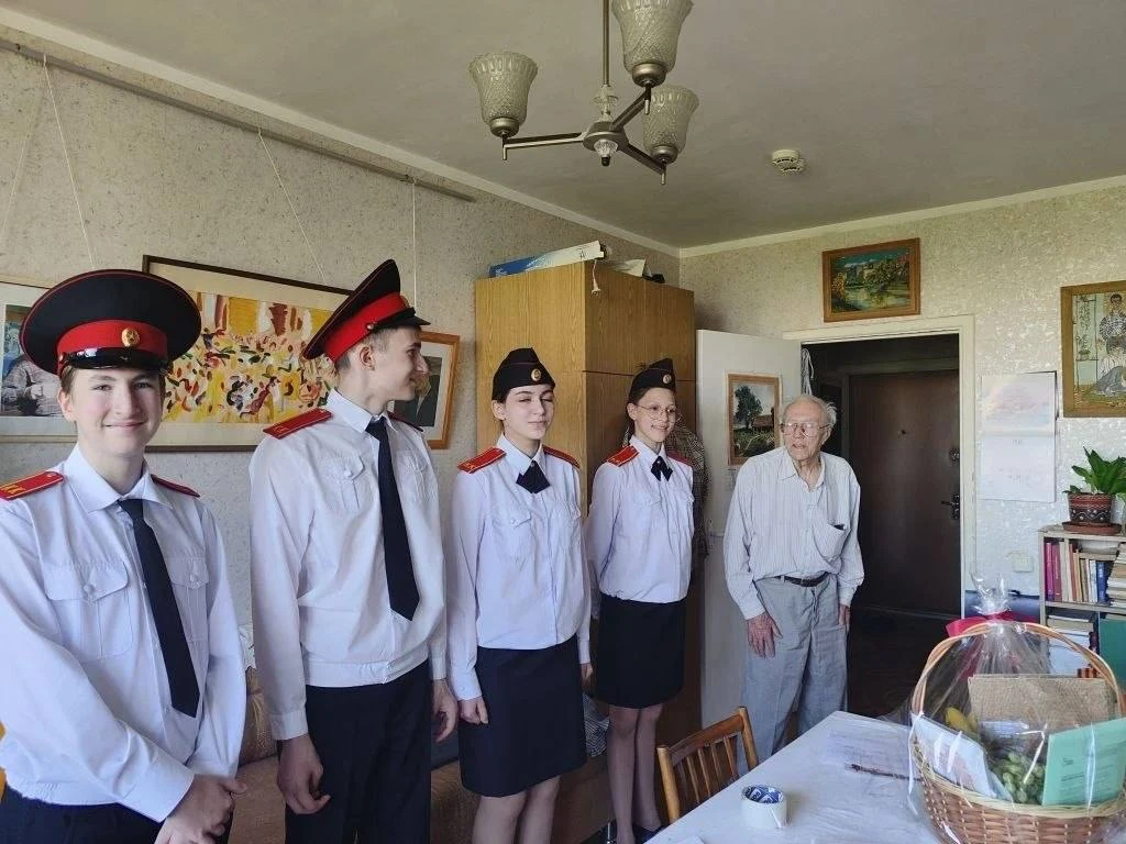 🕊️ СВЯЗЬ ПОКОЛЕНИЙ  Накануне Дня Победы кадеты нашей школы лично поздравили ветерана труда, учёного 