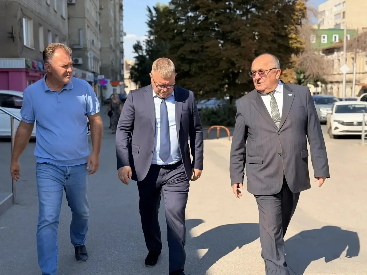 Ознакомился с тем, как ведутся работы по содержанию общественных территорий в Кировском...