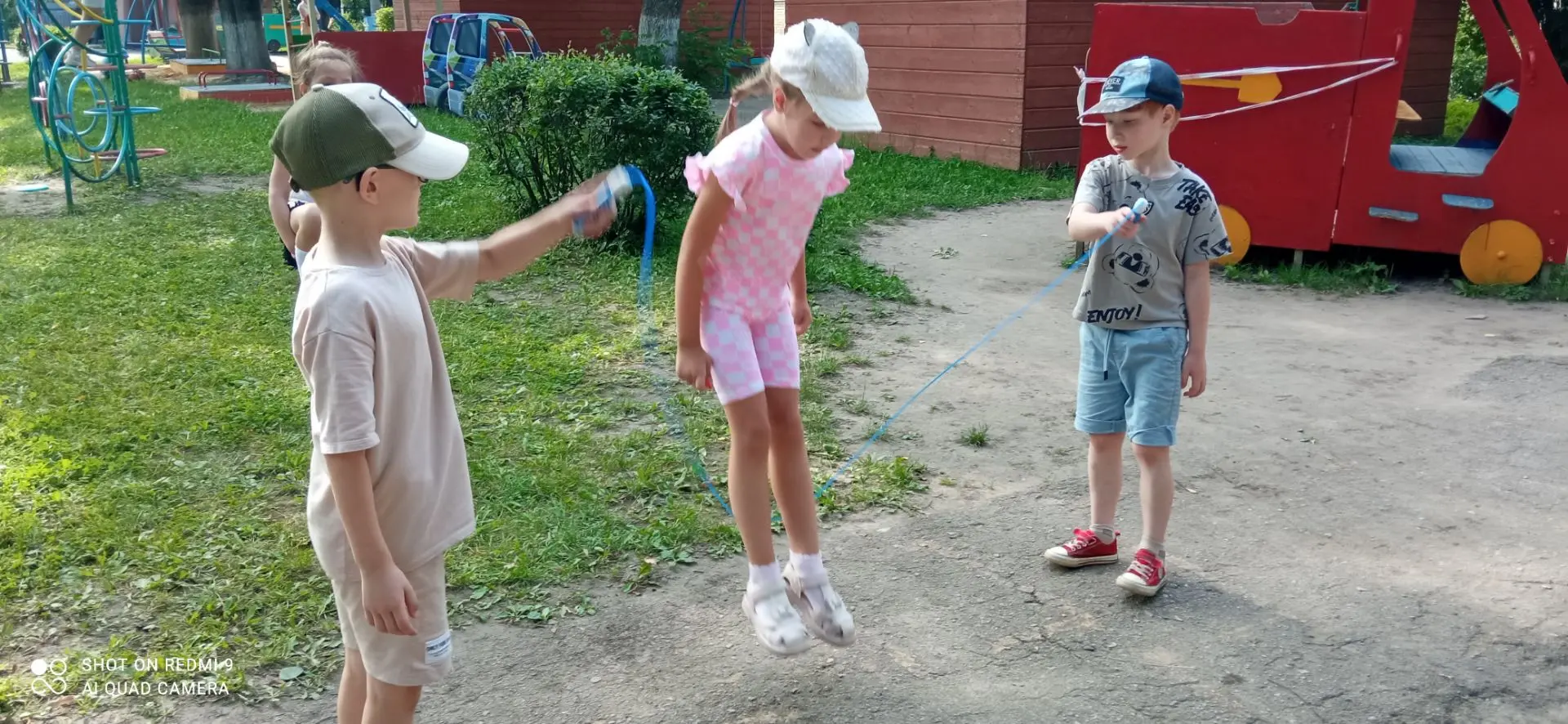 Дети очень любят прыгать через скакалку. Выйдя на прогулку, дети с радостью берут скакалку и начинаю