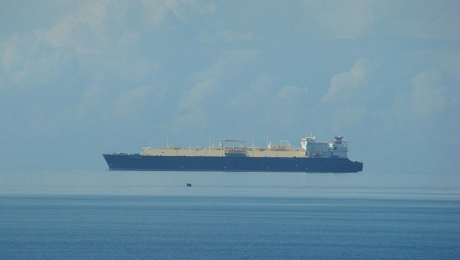 Лодка, висящая над морем.

Это явление называется фата-морганой. Слои холодного и тёплого воздуха ра