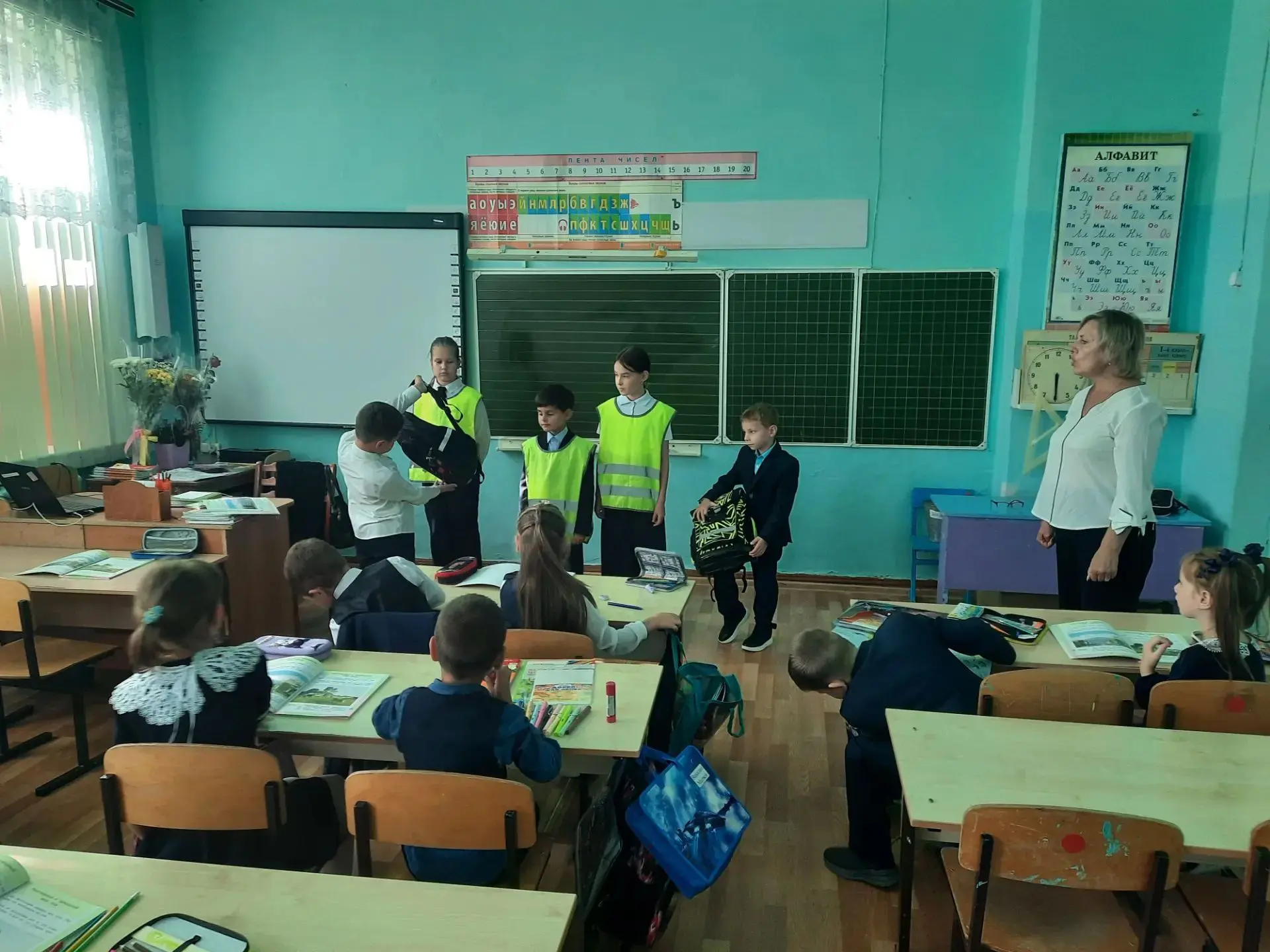 В рамках месячника безопасности для учащихся первых классов проведена акция "Будь ярким...