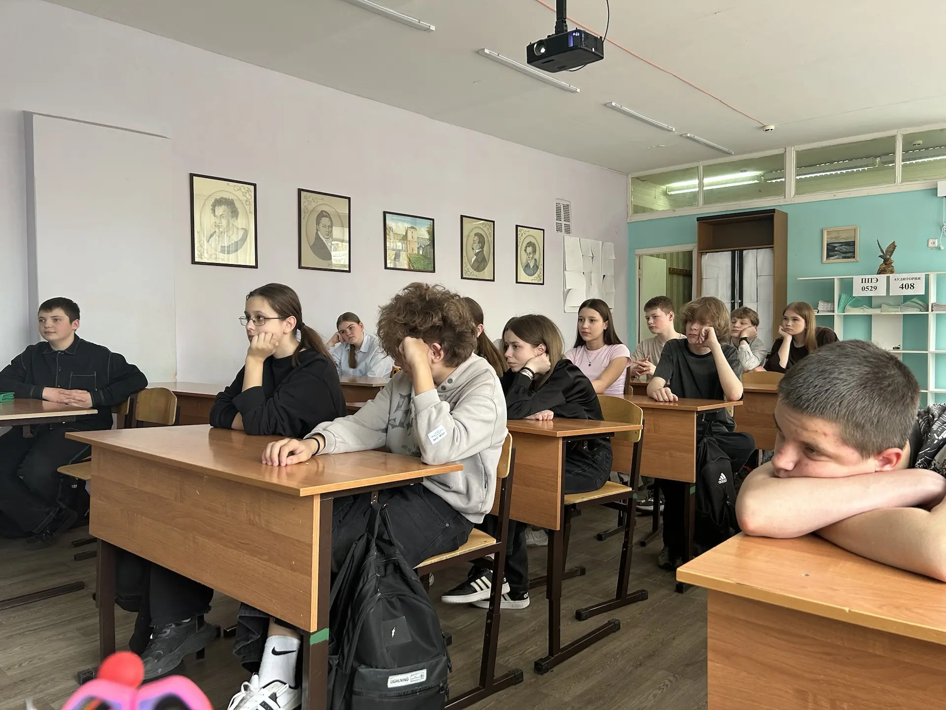 🎬 «Красные ленты»: Погружение в историю и память у учеников 7-9 классов 🎬  Сегодня, 12 мая, в преддв
