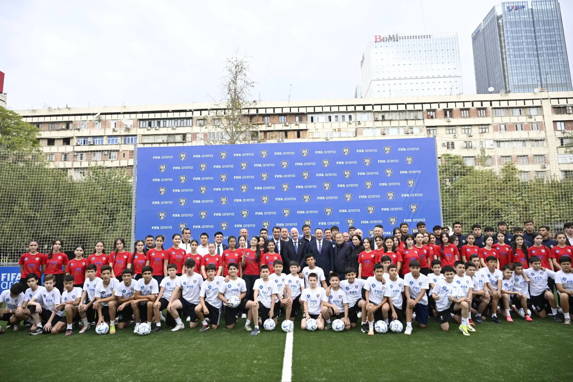 ⚽️ Глава ФИФА Джанни Инфантино открыл футбольное поле в одной из ташкентских школ.