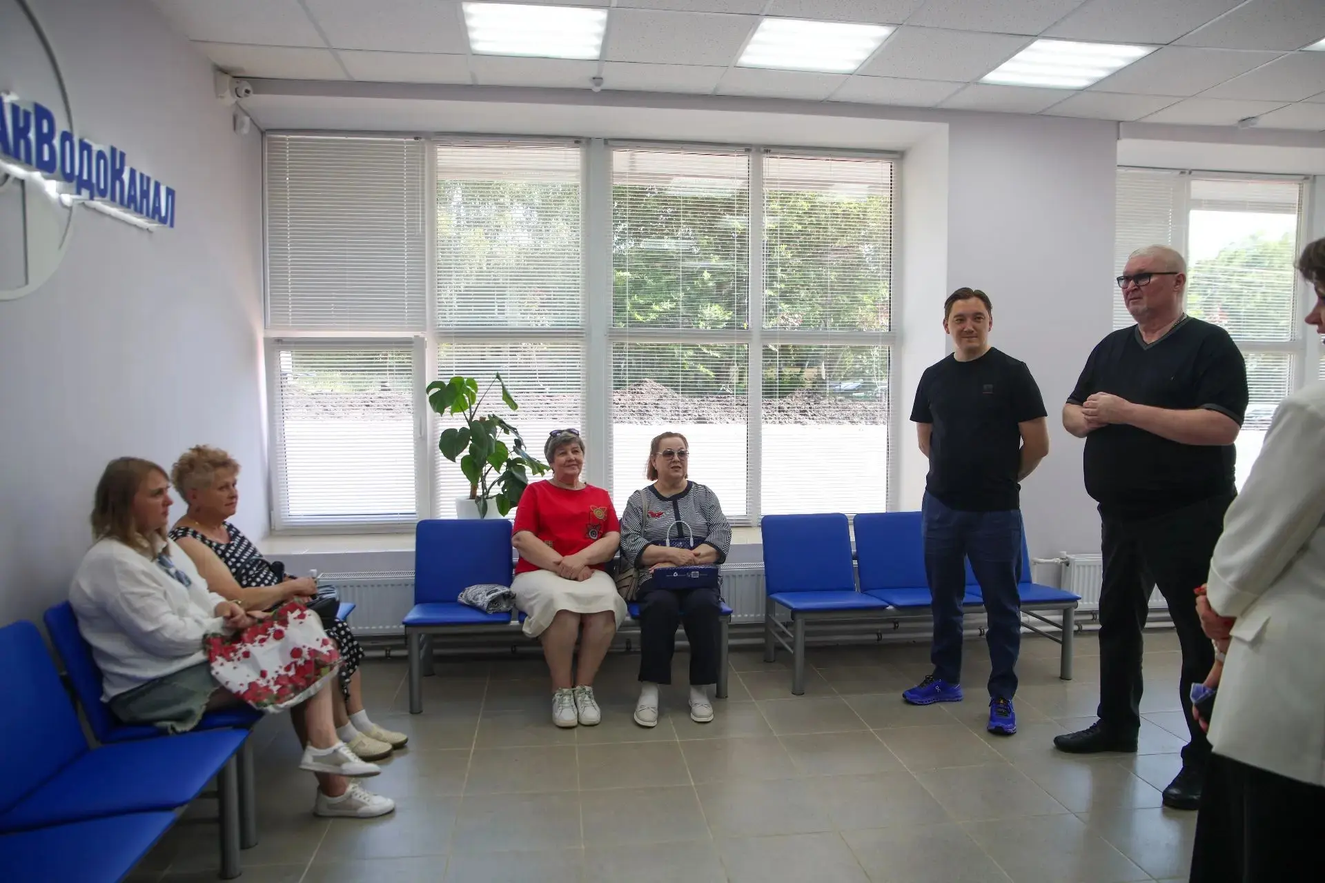 Утро начали с объезда городских объектов. Первым пунктом нашего маршрута был новый  абонентский отде