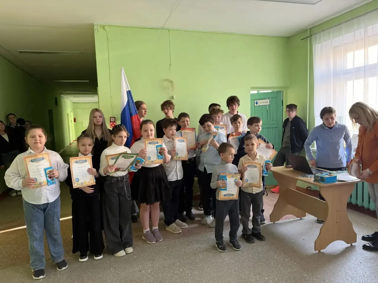 🎉 Торжественная линейка в честь окончания четверти: чествуем наших звёзд!🎉

Сегодня в нашей школе 
