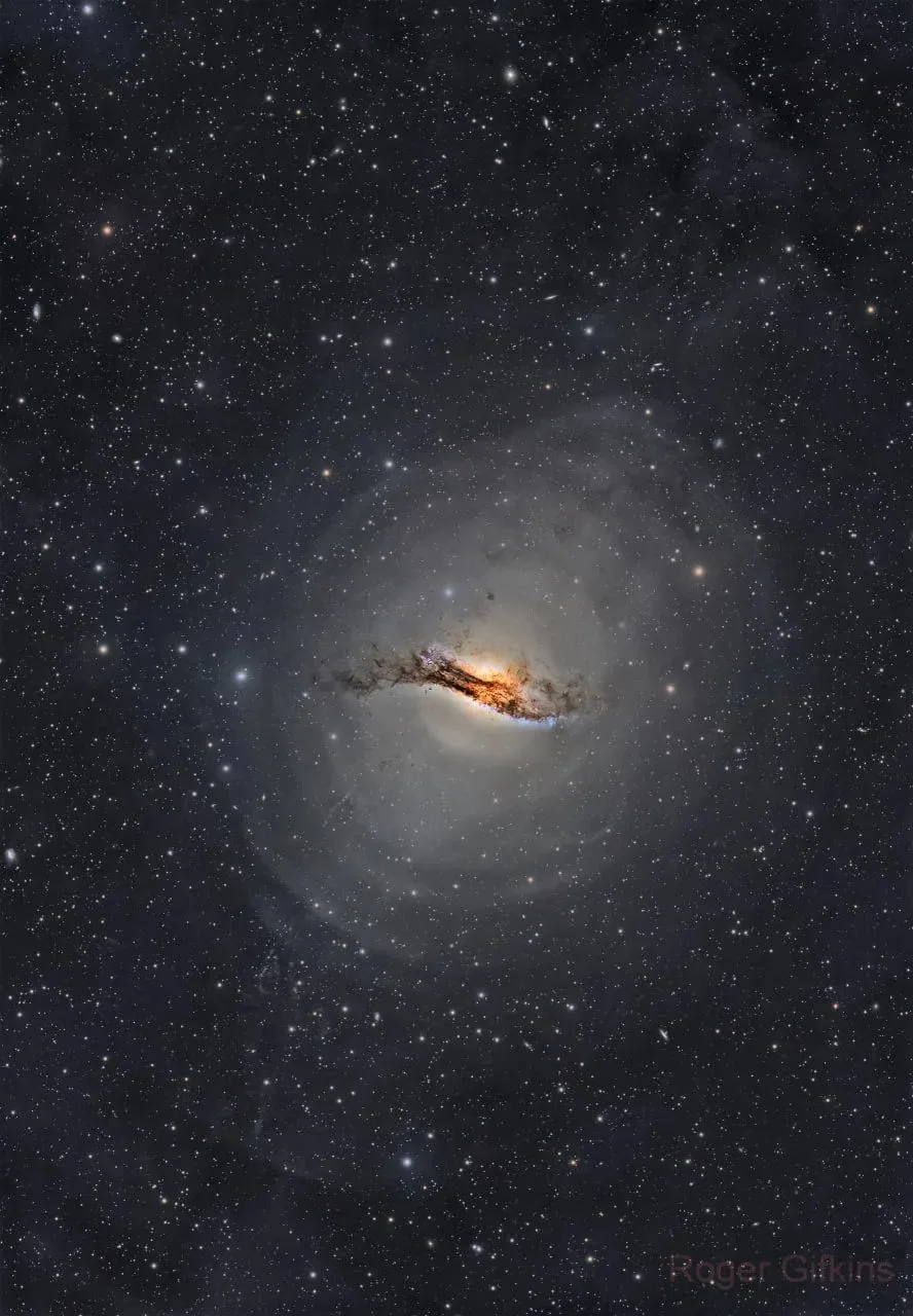 ✨ Галактика Центавр A (NGC 5128) удалена от нас на расстоянии около 12 миллионов светов...