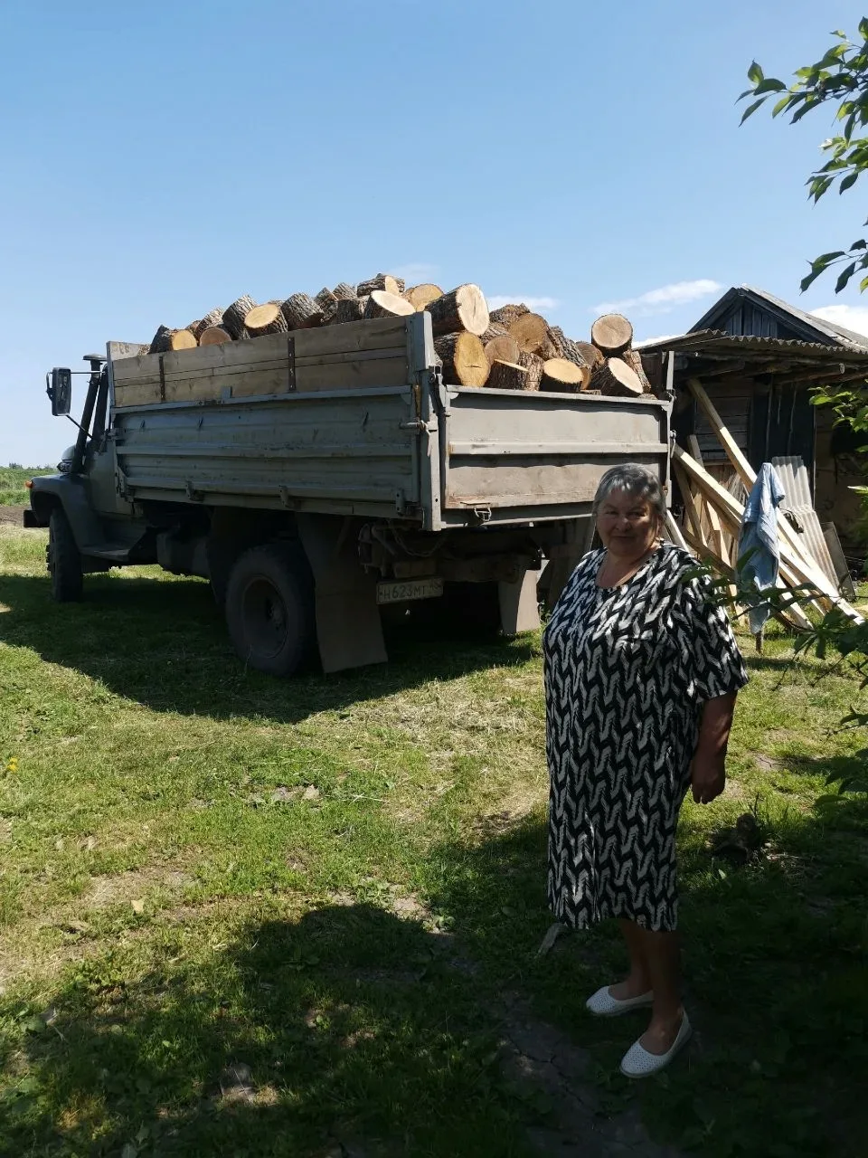 Администрацией Захарковского сельсовета продолжается работа по доставке дров родителям ...