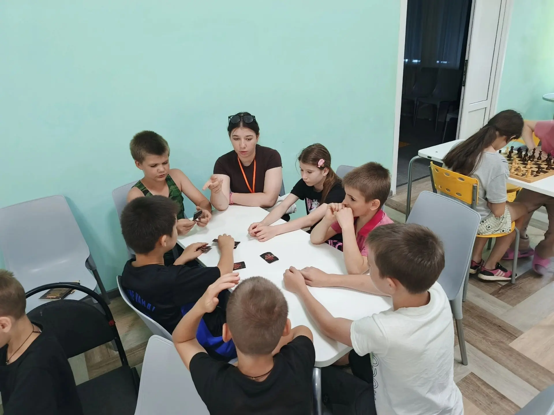 Утро десятого дня в лагере "Берёзки" у ребят началось активно и разносторонне: каждый нашёл занятие 