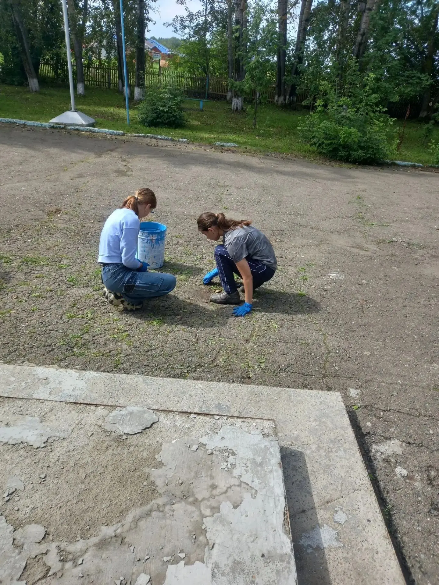Продолжаем наводить красоту в нашей школе!

Территория нашей любимой школы продолжает преображаться 