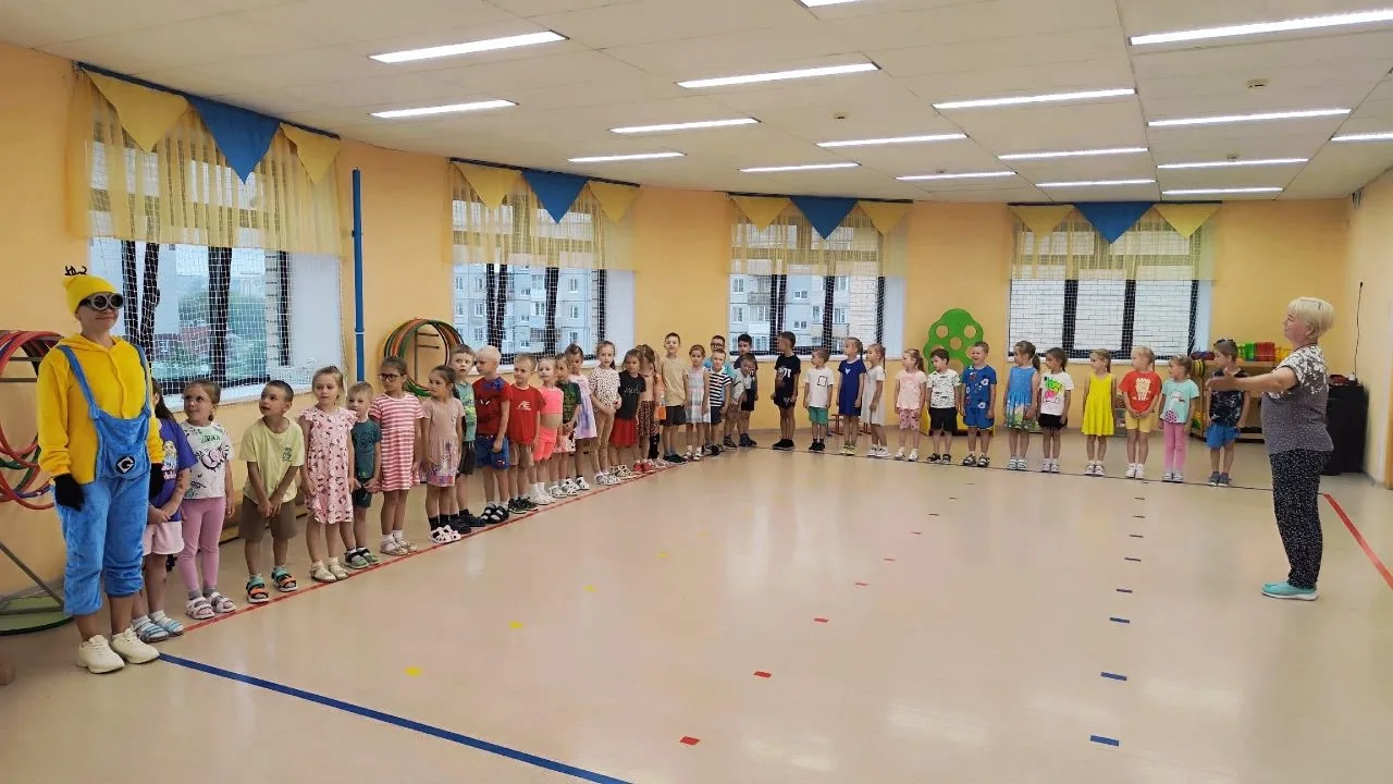 Утренняя зарядка💪

Что нам тучи,
Что нам дождь,
Летом каждый день хорош!
День с зарядки начинаем
Мы