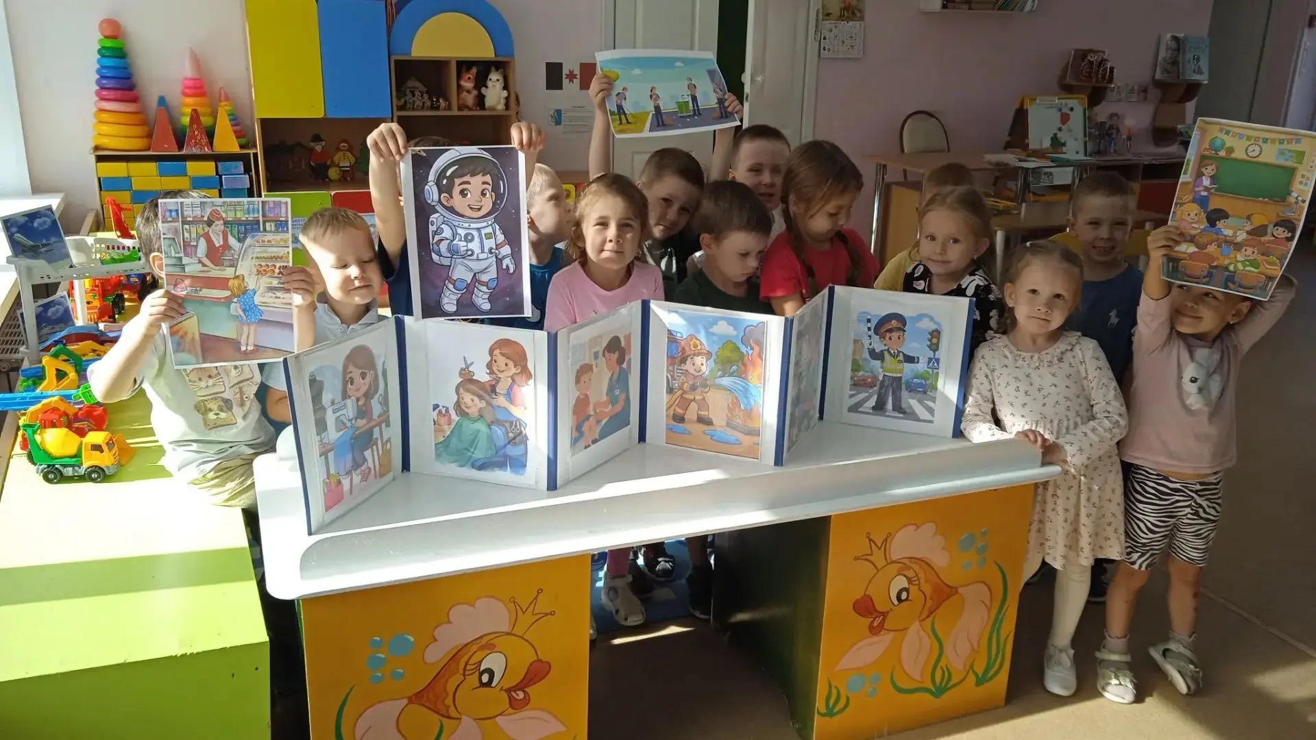 Сегодня ребята из группы 5 "Снежинка" познакомились с удивительным миром профессий.