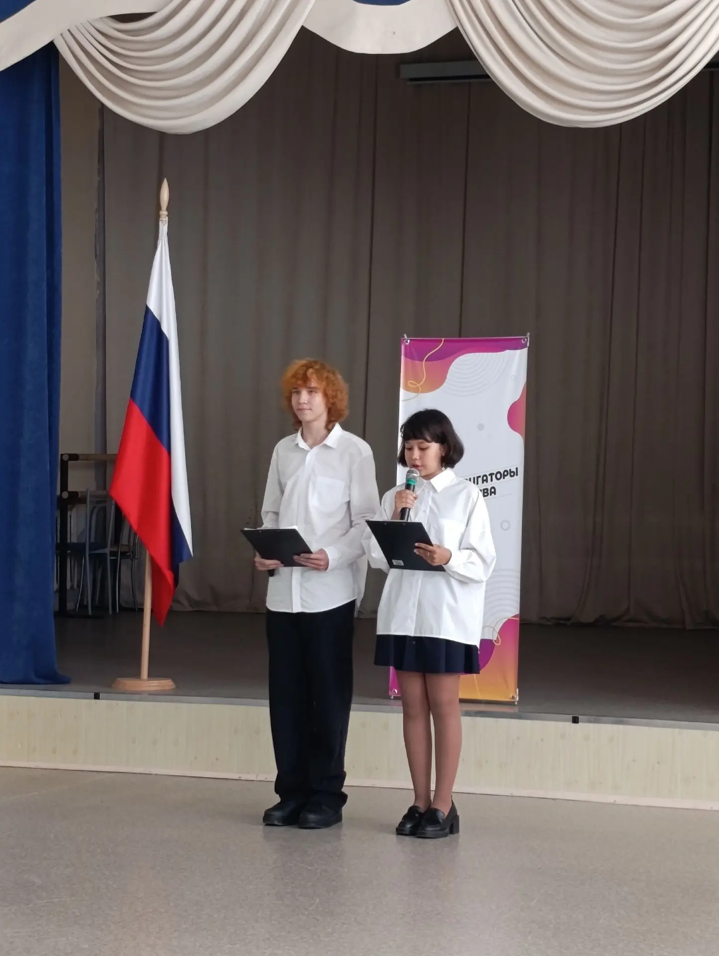 Город снова пахнет астрами и осенней прохладой. Белые рубашки, банты, море цветов и тор...